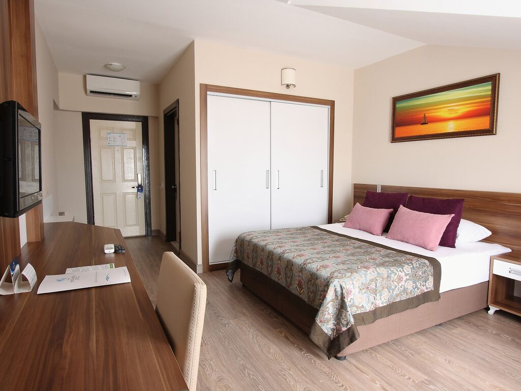 CRYSTAL AURA BEACH RESORT & SPA