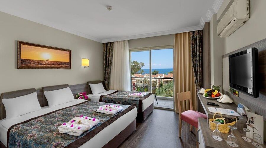 CRYSTAL AURA BEACH RESORT & SPA